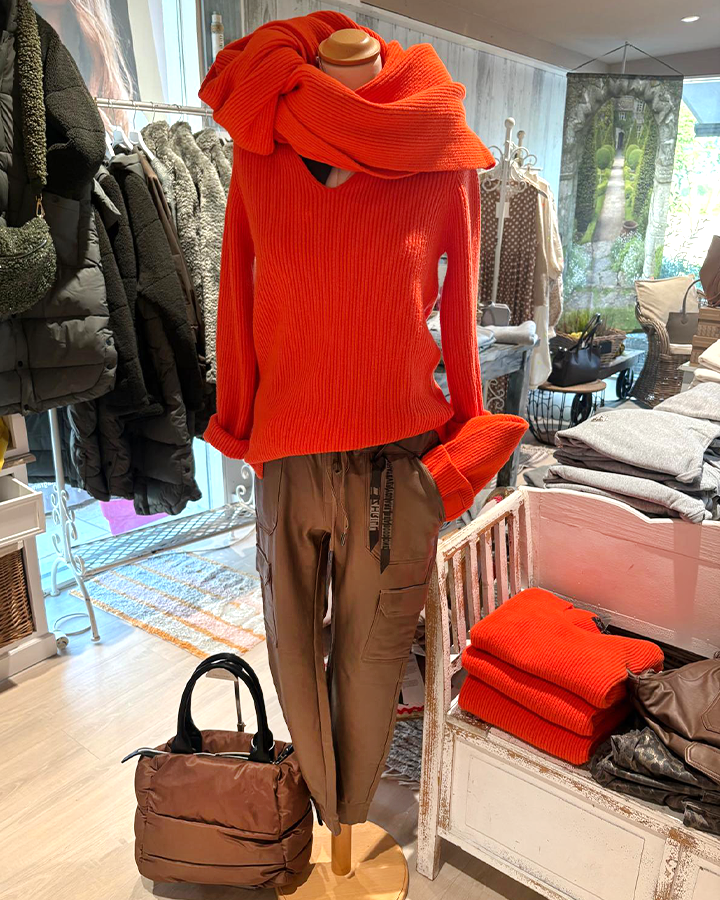 cooler roter pullover mit schal und coole HOse- die kleine Wundertüte