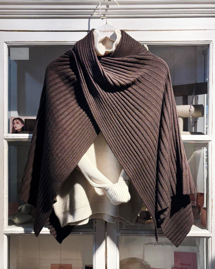 Toller brauner Schalponcho & weisser Pullover  - die kleine Wundertüte