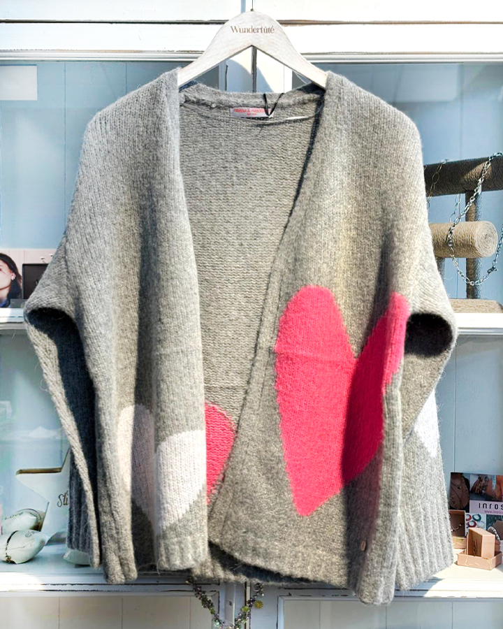 Strickjacke mit Herzen - die kleine Wundertüte
