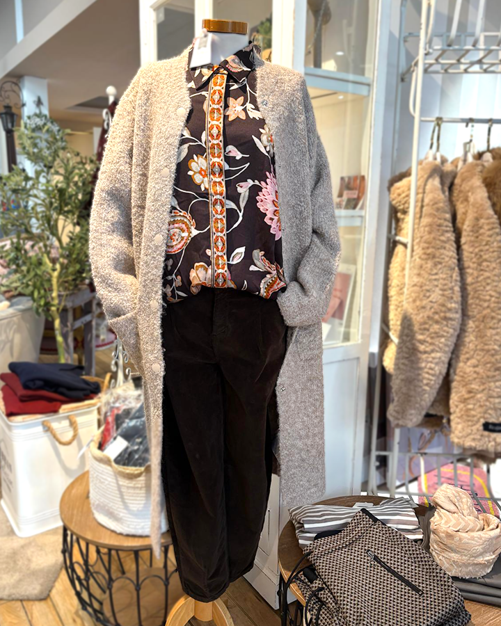 Strickmantel mit hübscher Bluse - die kleine Wundertüte