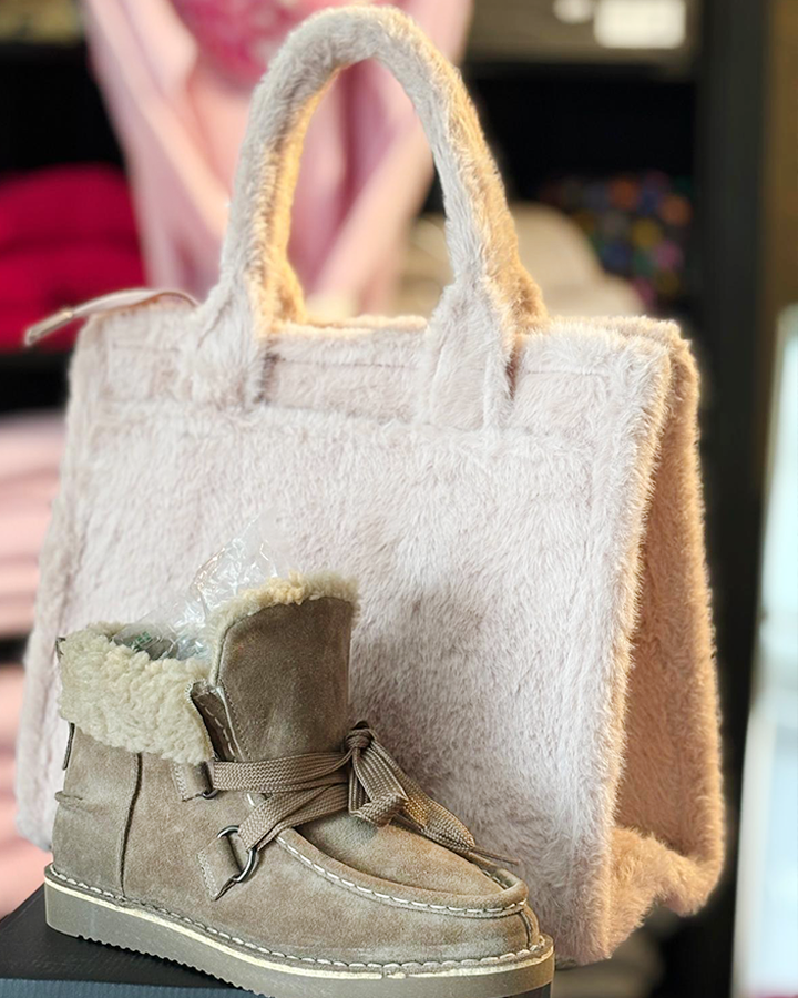 Pullover in rosa-creme-Tönen pinkfarbener Schal - die kleine Wundertüte