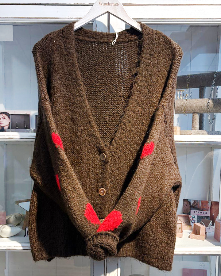 braune Strickjacke mit rotem Herzen - die kleine Wundertüte