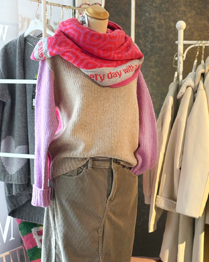 Pullover in rosa-creme-Tönen pinkfarbener Schal - die kleine Wundertüte