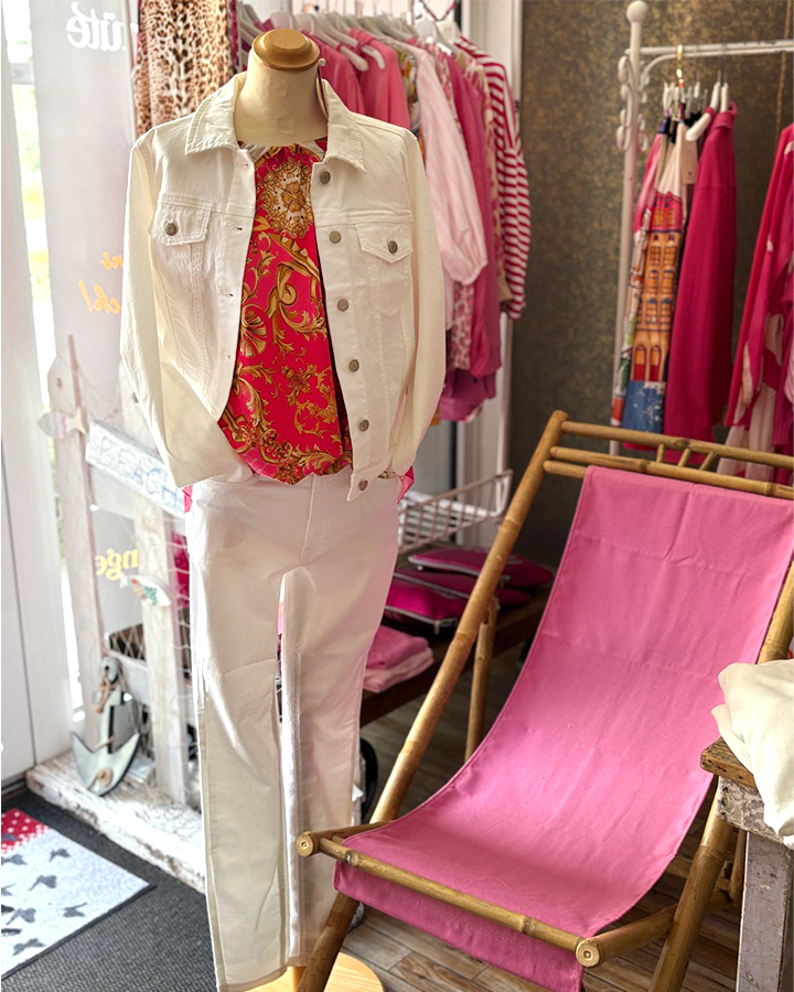 weisse Jeansjacke mit roter leichter Bluse mit Muster - die kleine Wundertüte