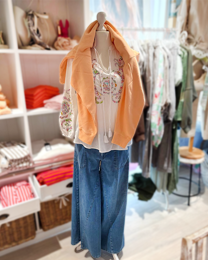 weisse Bluse mit Blüten bestickt - sweater peach - die kleine Wundertüte