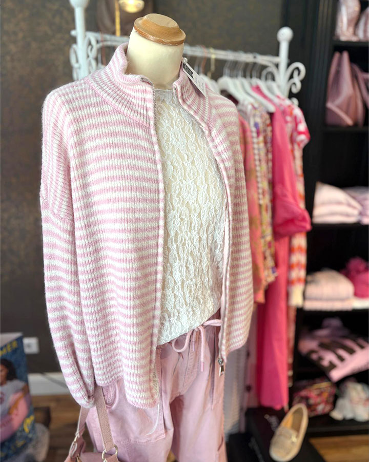 Strickjacke rosa mit streifen und shirt in spitzenoptik - die kleine Wundertüte