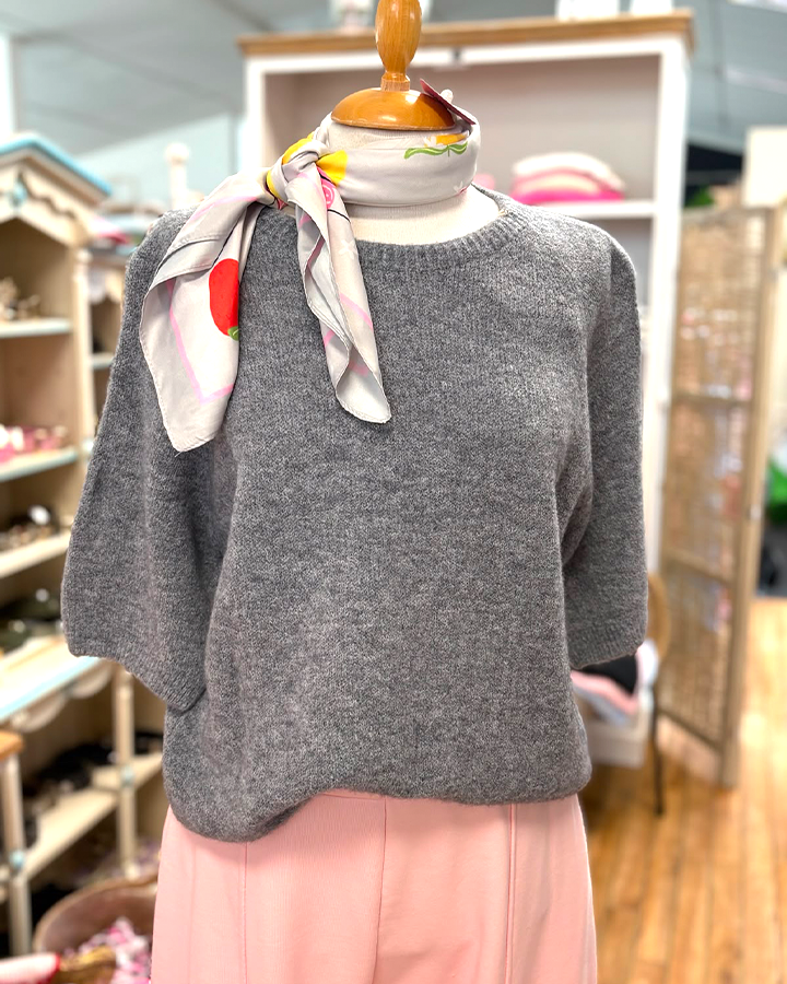 coole Pants und grauer Pullover kurzarm -  die kleine Wundertüte