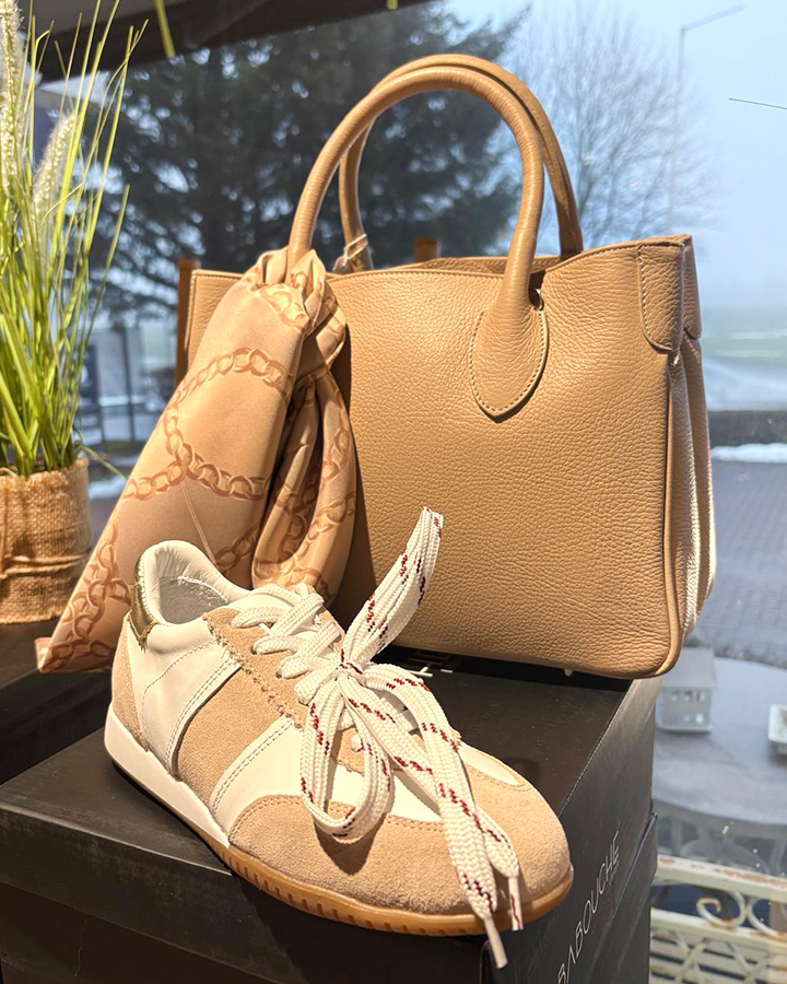 tolle Tasche - Schal und Sneaker - die kleine Wundertüte