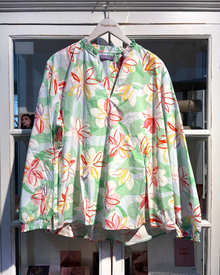 Bluse mit Blütenmuster - die kleine Wundertüte