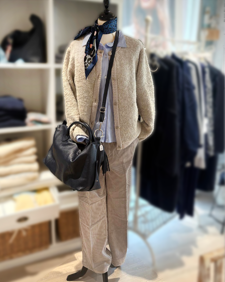 tolle Herbststrickjacke mit streifenhemdbluse - die kleine Wundertüte