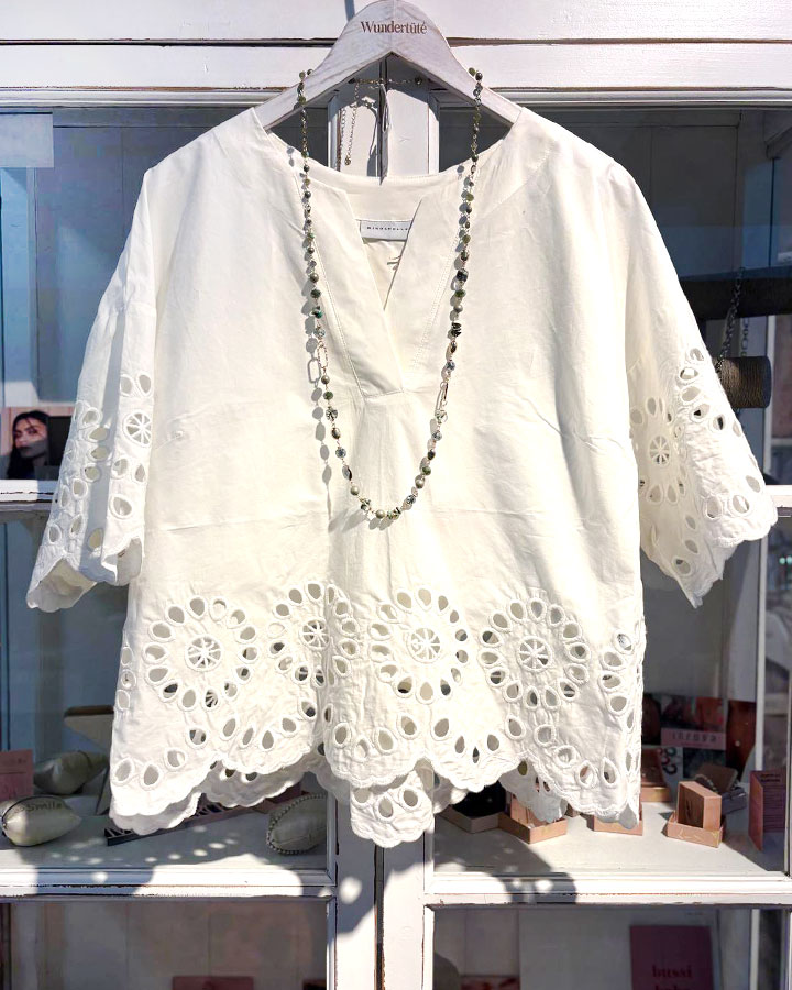 weisse Bluse mit Lochstickerei - die kleine Wundertüte