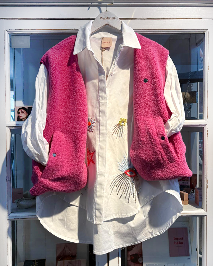 Bluse mit Aufdruck und pinkfarbener Weste - die kleine Wundertüte
