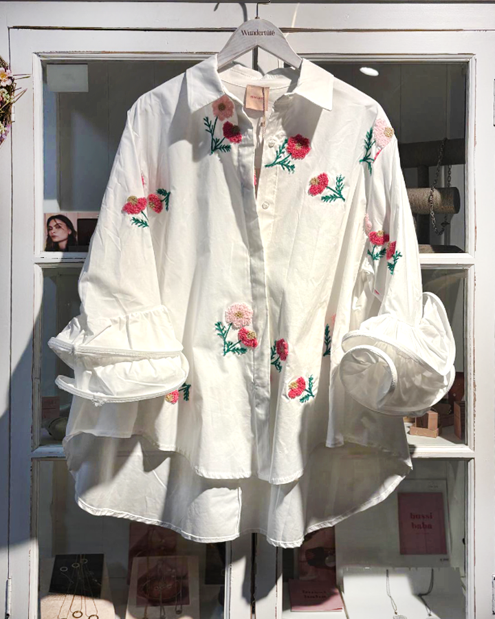 verspielte Bluse mit Blütenaufdruck - die kleine Wundertüte