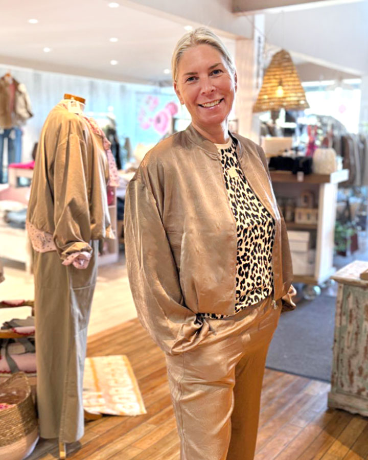 Leoshirt und glänzende Jacke und HOse - die kleine Wundertüte