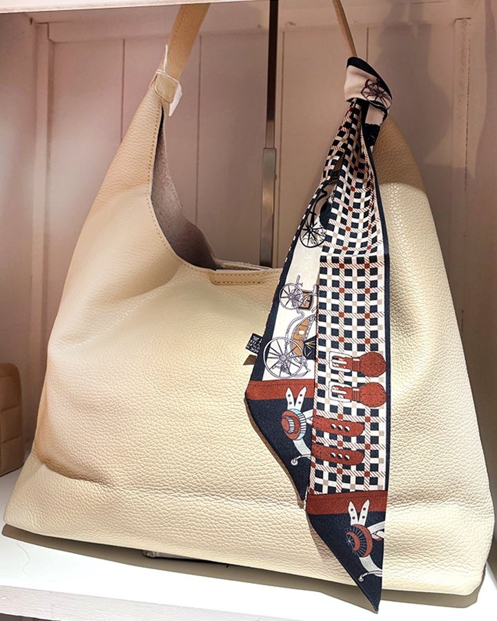 kleine cremfarbene Handtasche mit Schal- die kleine Wundertüte