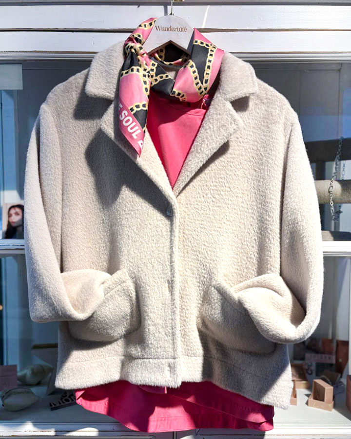 feine Kuscheljacke mit Schal - die kleine Wundertüte