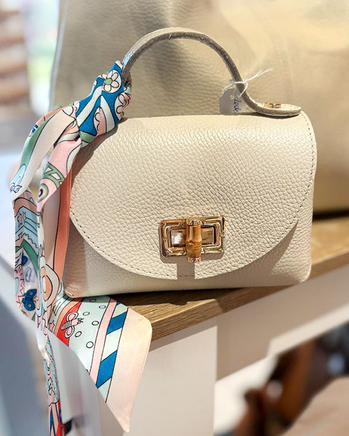 kleine Handtasche hell und leichter Frühlingsschal - die kleine Wundertüte