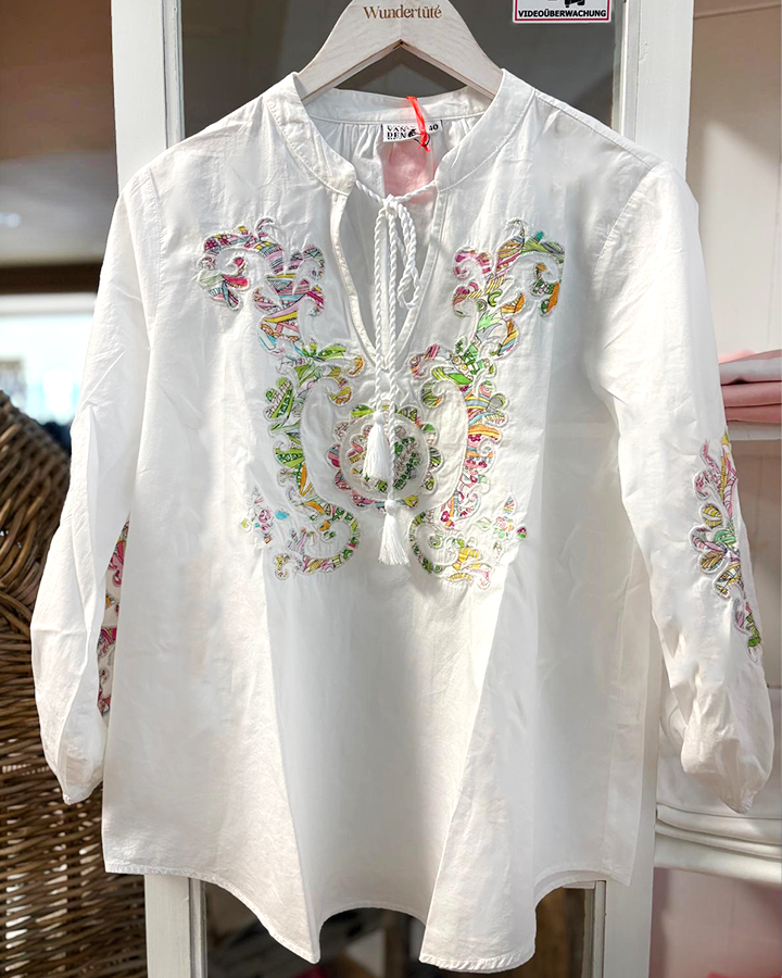 weisse Bluse mit Blüten bestickt - die kleine Wundertüte