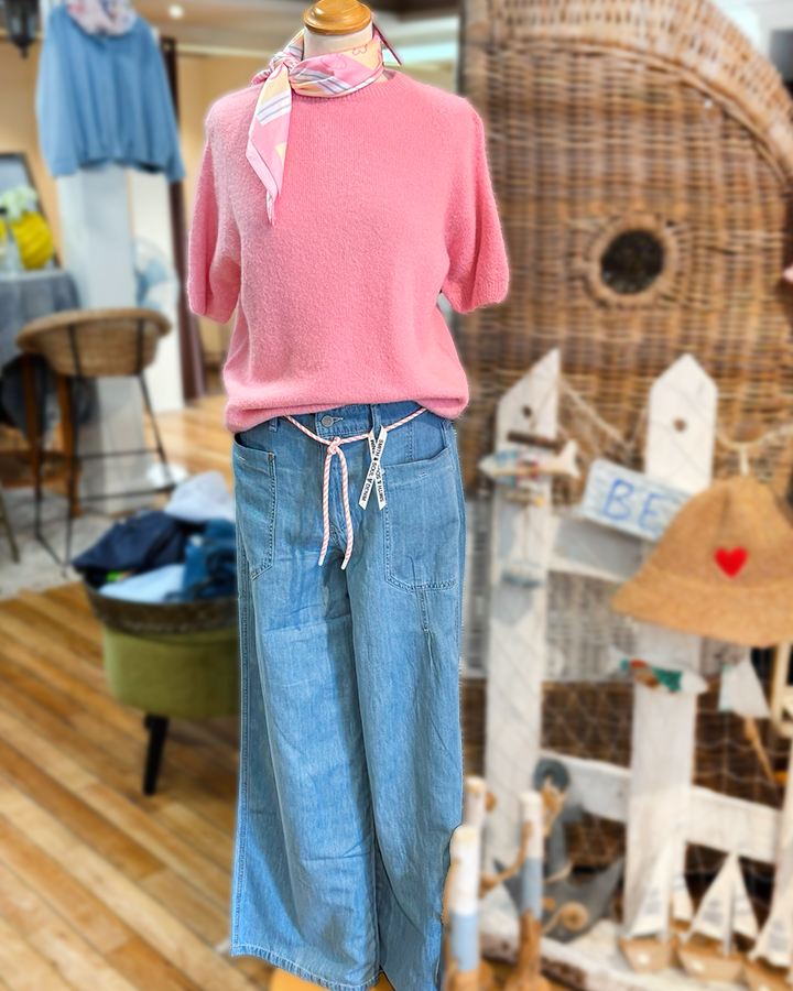 coole Jeans und rosaner Pullover -  die kleine Wundertüte